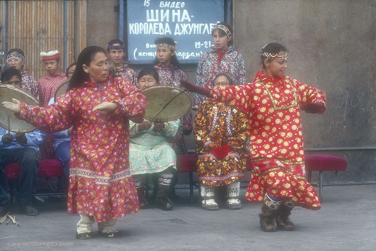 152 (3) SIBERIA.jpg - Luglio/Agosto 1992. Siberia, terra dei Chukchi. Nell'oceano artico  125 Km a nord-est della penisola dei Chukchi (Siberia) c'Ã¨ l'isola di Wrangel, essa ospita piÃ¹ del doppio di specie vegetali (417) di qualsiasi territorio artico a paritÃ  di superficie nonchÃ¨ 30 specie diverse di uccelli oltre ad orsi polari, foche e trichechi ; per questo motivo   Ã¨ stata proclamata patrimonio dell'umanitÃ  dall'UNESCO. Nella foto danze folkloristiche Chukchi a Uelen